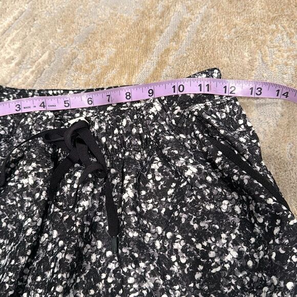 Lululemon Jet Crop
Shimmy Shimmer Black White pants size 4 in EUC - Picture 7 of 10